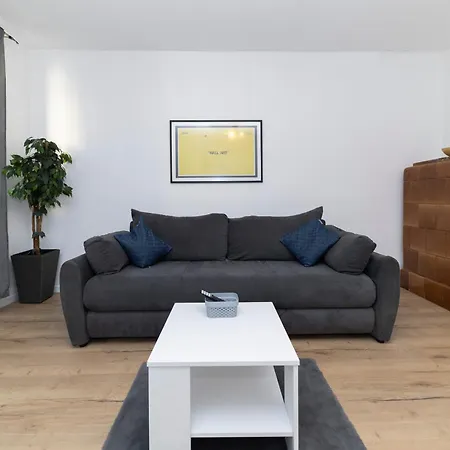 Friends By Belmont Realty Zára